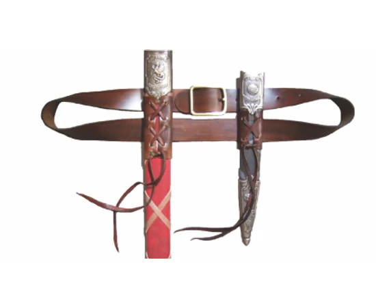 Această curea rigidă de piele poate fi un accesoriu frumos ornamentat pentru două arme - un pumnal şi o sabie. Pumnalul se poartă pe partea opusă sabiei pentru asigurarea contragreutăţii.  
1220 mm, 205 g, piele